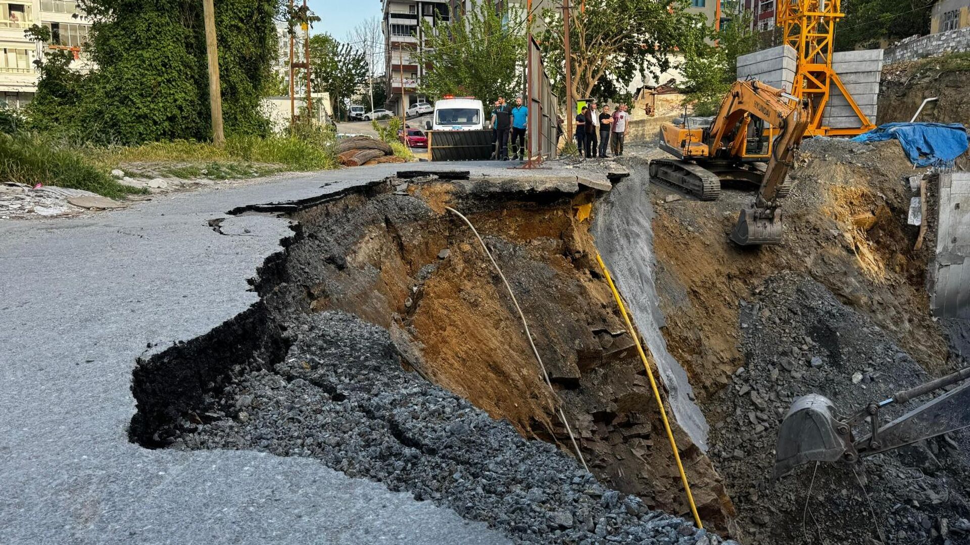 gaziosmanpasada-insaat-sahasinin-yaninda-bulunan-yol-coktu-PQpabEYW.jpg