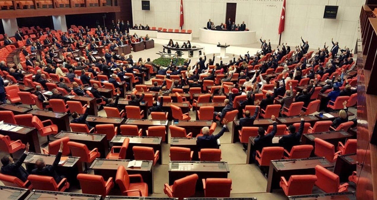 mecliste-sekiz-vekil-eksildi-hzsaqZeG.jpg