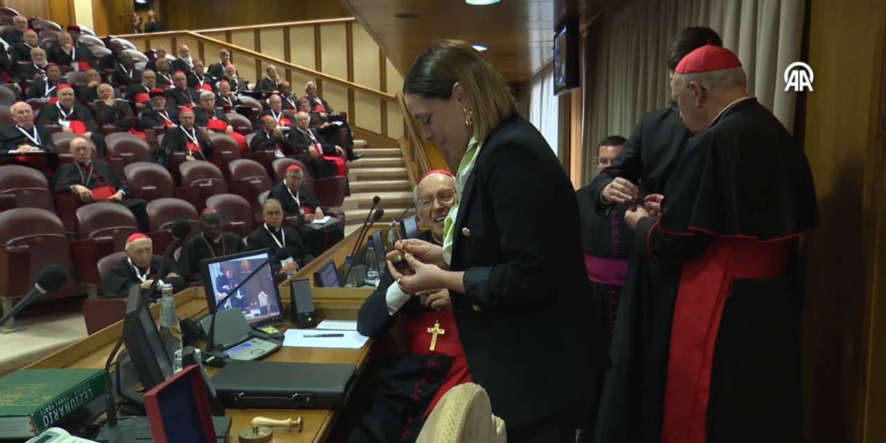 papa-francisin-balikci-yuzugu-ve-kursun-muhru-imha-edildi-CcH2yyxz.jpg
