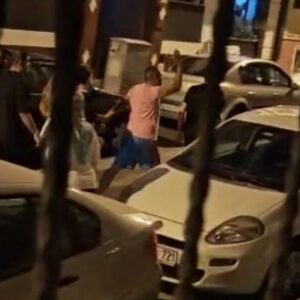 gurultu yapan cocuklari sokak ortasinda dovdu CnBPjs71