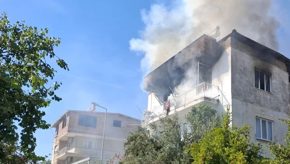 aydinda ev yangini 2 cocuk dumandan etkilendi RzrBMeFu