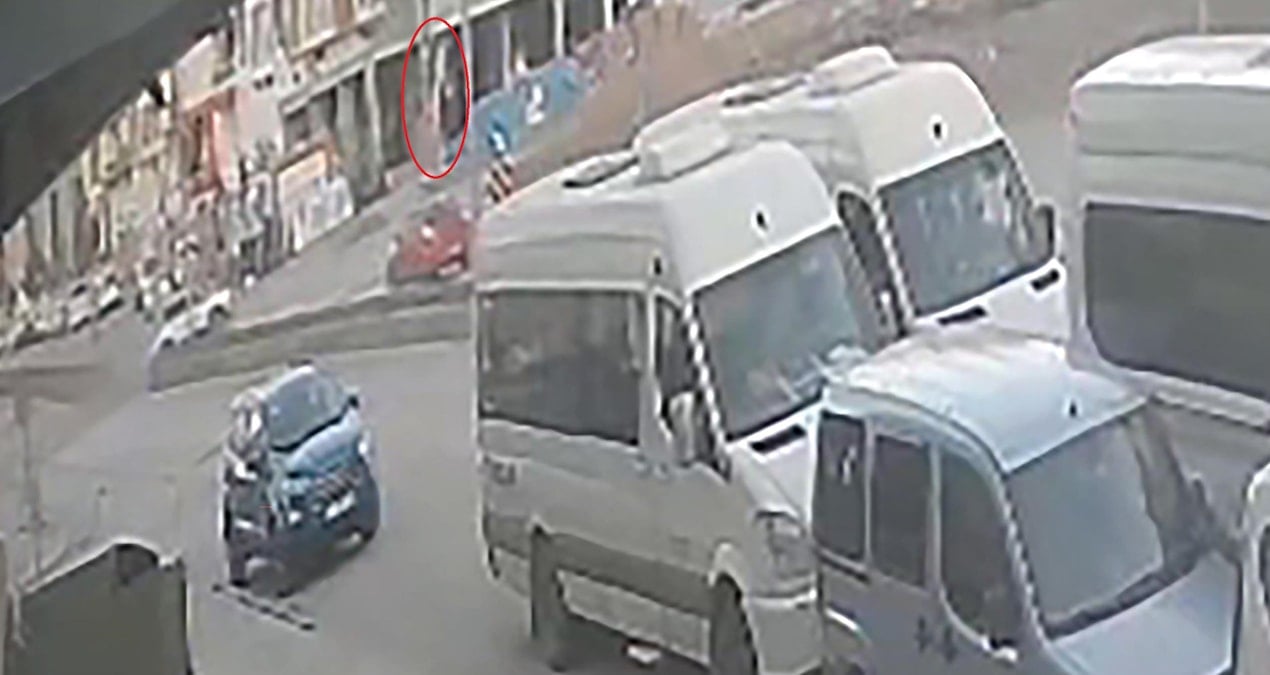 erzurumda feci olay kamerada 7nci kattan dusen isci oldu nzmIJXpi