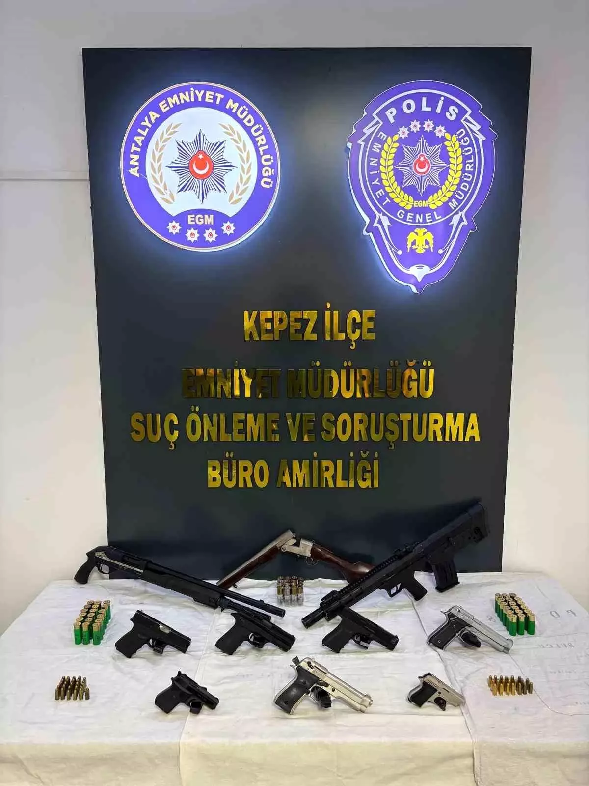 antalyada huzur operasyonu 7 ruhsatsiz tabanca ve muhimmat ele gecirildi kRRE2u3A.jpg