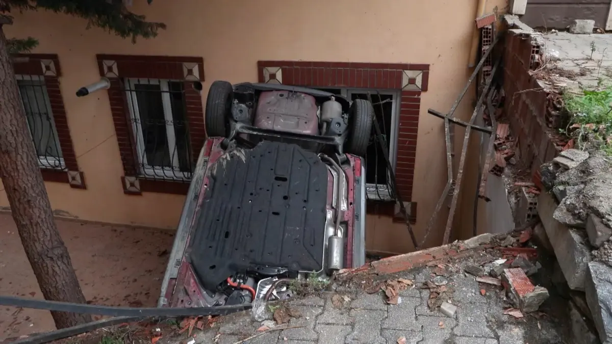 atasehirde otomobil apartmanin bahcesine uctu d7a65RV9.jpg