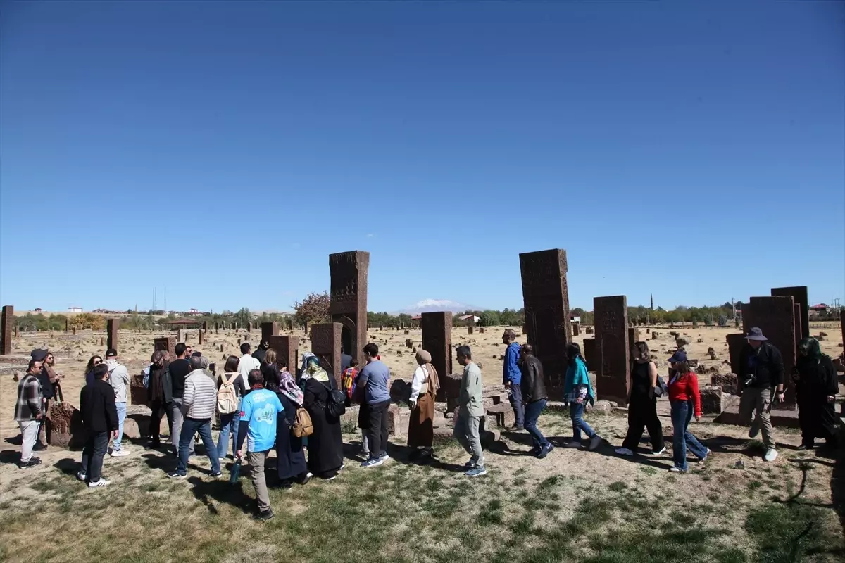 dogaseverler ahlattaki tarihi ve turistik alanlari gezdi aAbyKddL