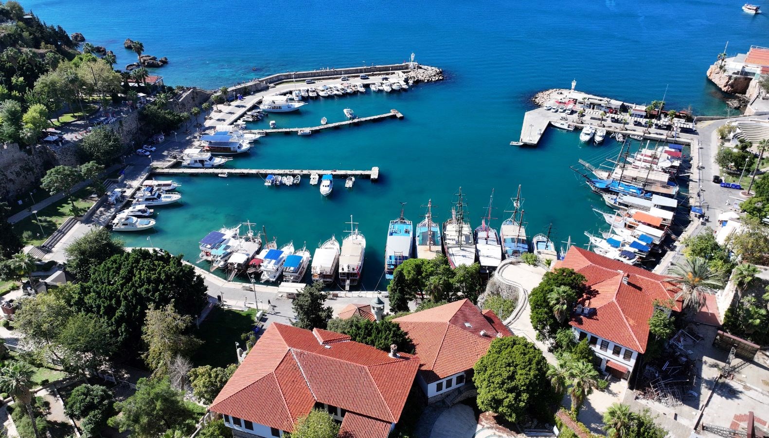 hava sicakligi 28 derece olculen antalyada sahillerde hareketlilik yasandi LyULckku