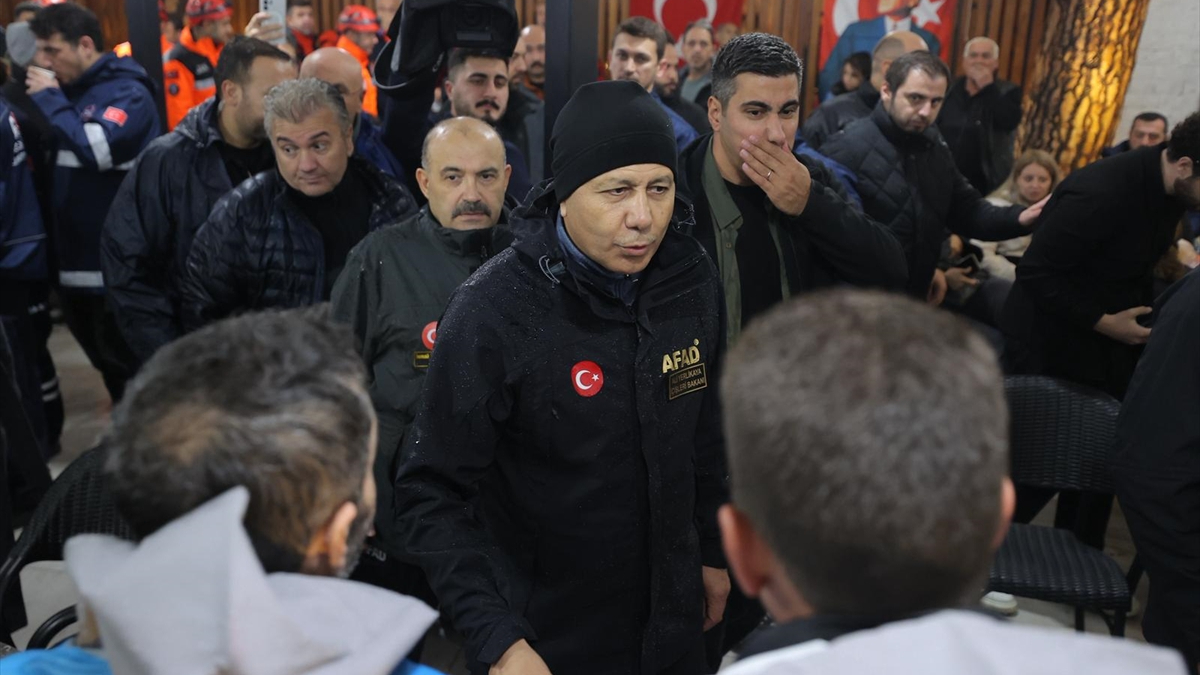 icisleri bakani ali yerlikaya balikesirde deprem bolgesini ziyaret etti 58BeIElS.jpg