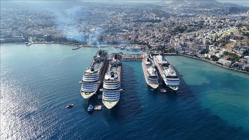 istanbulda kruvaziyer limanlarinda 410 binden fazla yolcu agirlandi 82qRHY16
