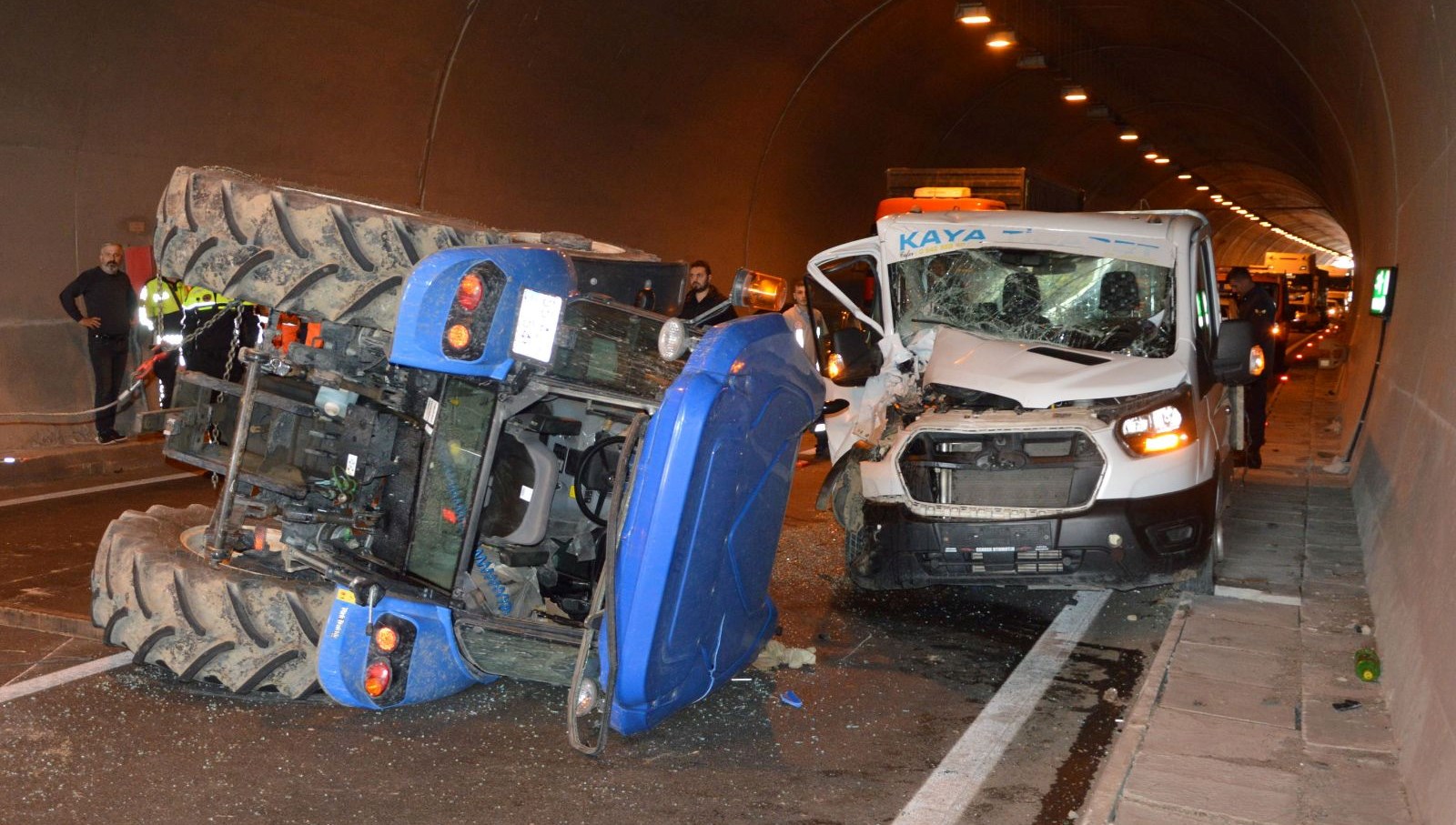 tunelde kaza kamyonet ve traktor carpisti UGShyHSc.jpg