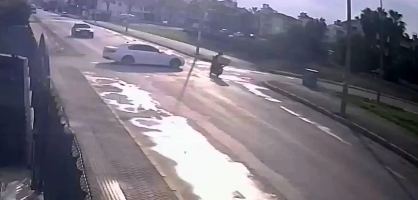 antalyada motosikletli kurye kaza gecirdi agir yarali d5ga6h5X.jpg