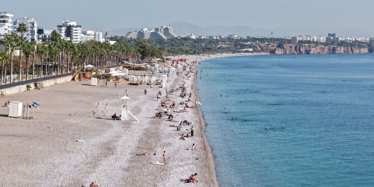 antalyada yaz bitmedi sahiller doldu tasti wx4a2k3E.jpg