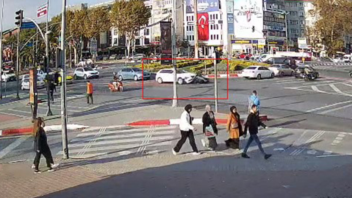 istanbul fatihte otomobilin carptigi motosikletin surucusu yaralandi BXiWyd61.jpg