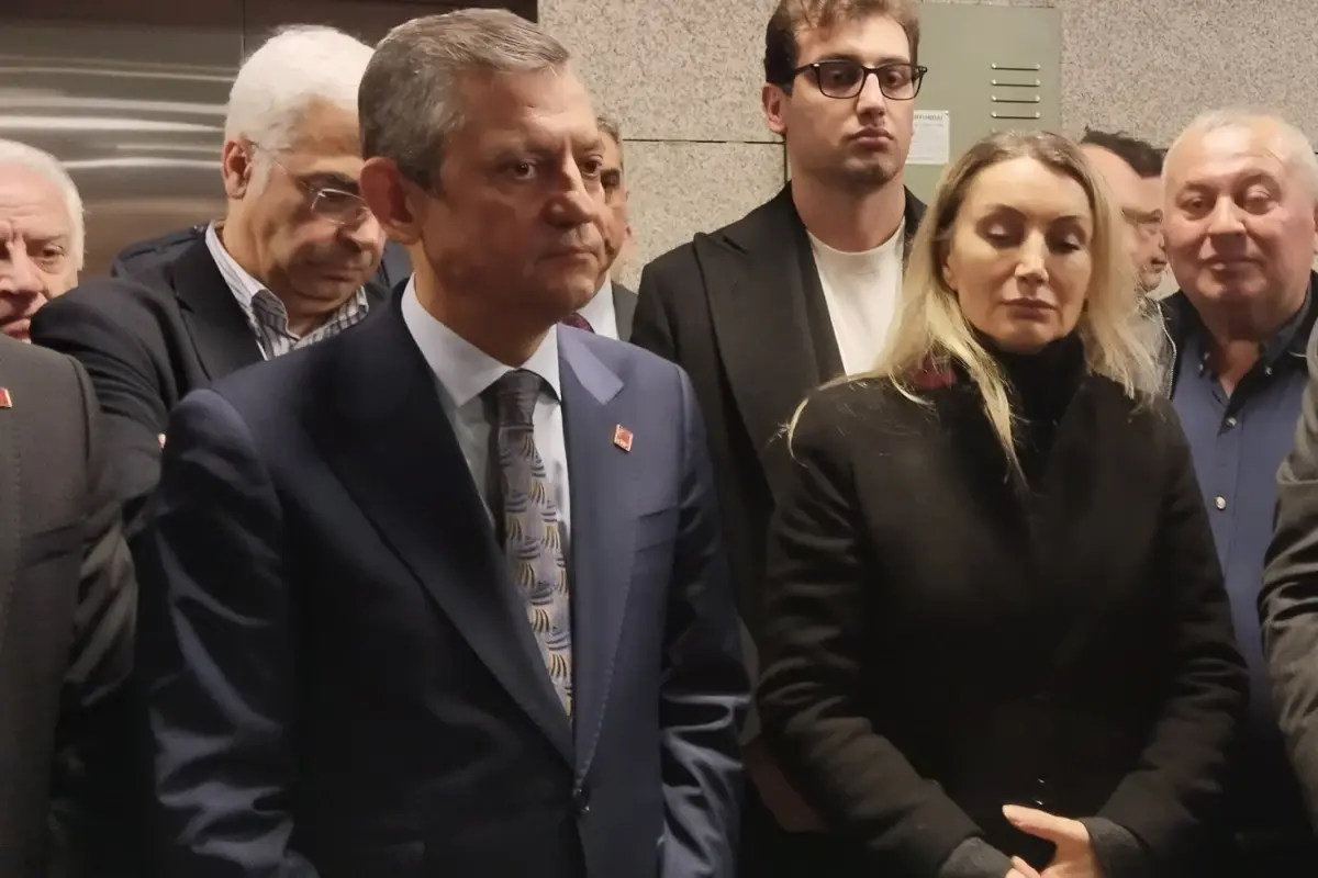 ozgur ozel dilek imamoglunun diplomatik pasaportu iptal edildi BQViR6Ah.jpg