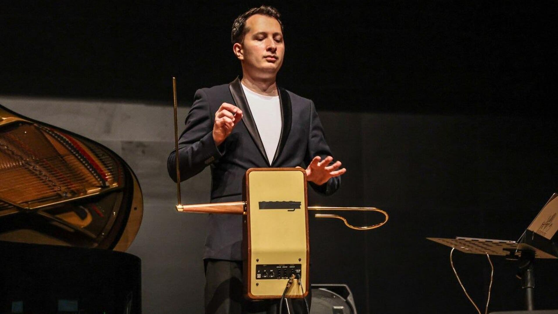 rus fizikci tereminin icat ettigi muzik aleti turkiyede tanitildi 2K8rKOV9.jpg