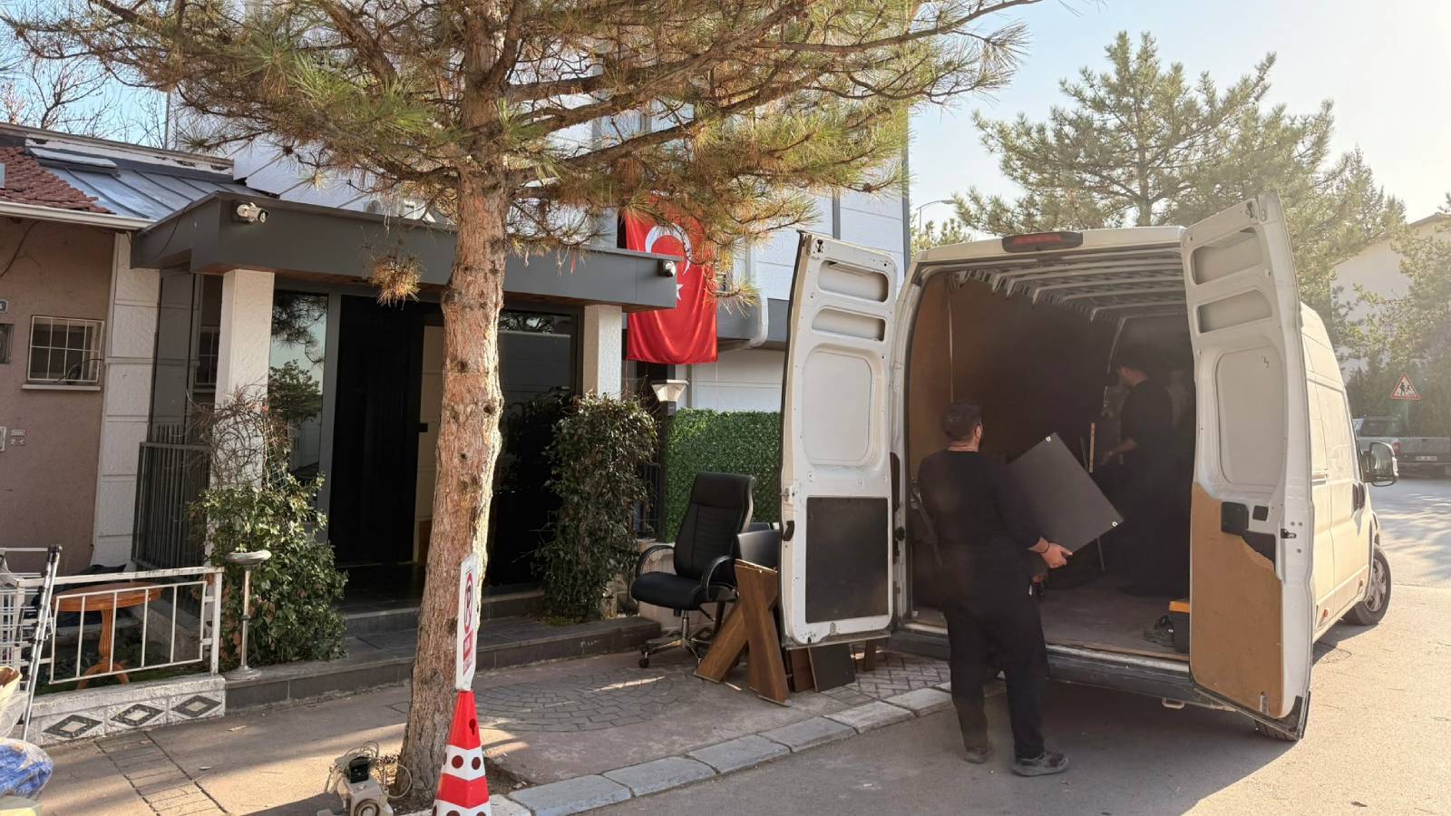 satisa cikmisti kilicdaroglu ankaradaki ofisinibosaltti 1SHRzuEY.jpg