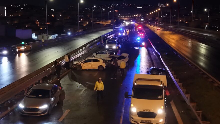 Yardım için duranlar da kazaya karıştı: 3 yaralı