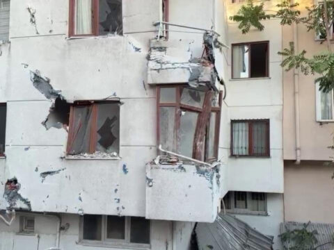 Kentsel donusumde korku dolu anlar yikilan bina yan apartmanin uzerine devrildi I6DSTuSz