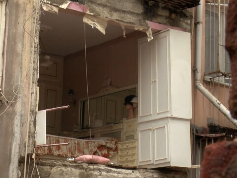 Sislide binanin duvari dustu deprem oldu sandilar 3p6rfYTw