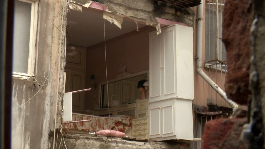 Sislide binanin duvari dustu deprem oldu sandilar 3p6rfYTw